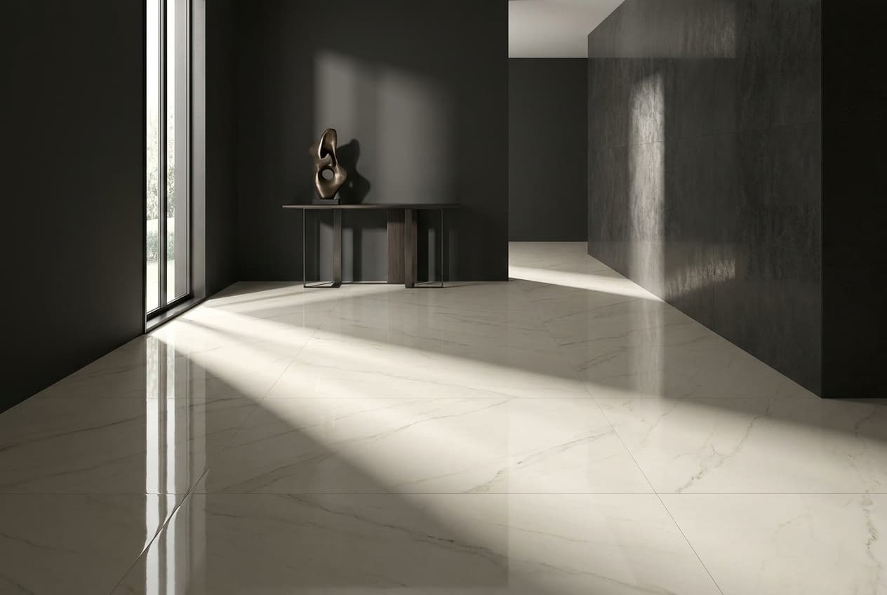 Fliesenprojekt Eingangsbereich in Naturstein-Optik von zas CERAMICA
